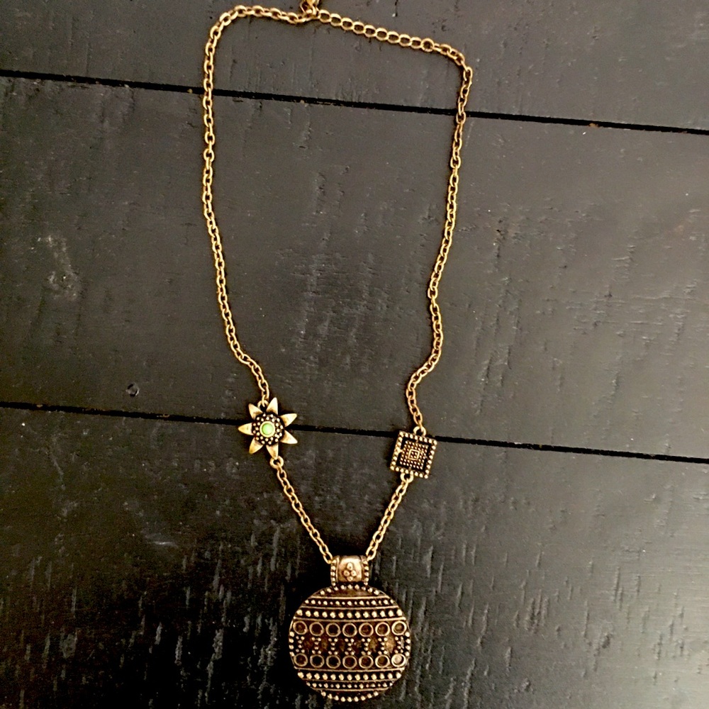 5X JEWELRY NECKLACE W/ STYLISH PENDANT & CHARMS